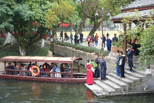 灵渠再现千年通航盛景“秦风古韵”花船风华引客来