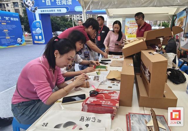 沉浸式游园点燃阅读热情 2025天府书展自贡“文化市集”火热开市