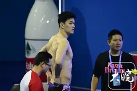 孙杨正在进行赛前训练图片