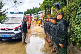 武警湖南总队官兵紧急奔赴抗洪抢险一线救援图片