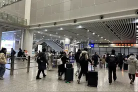 凌晨的上海虹桥火车站，在外打拼的游子踏上归途图片