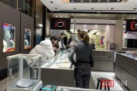 武汉年轻人寻找自己的年味：买转运珠、穿龙纹服饰，“主打一个性价比！”图片