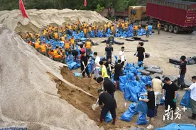 英德：他们拼尽全力，垒起沙袋筑防洪堤图片