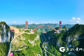 贵平高速马场河特大桥主拱顺利合龙图片