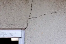 “开窗户越大越好”？居民楼底商承重墙被切割，多户家中墙体出现裂缝……图片