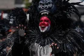 （外代一线）哥伦比亚巴兰基亚举行狂欢节大游行图片