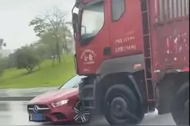 “大货车雨中顶推奔驰行驶”调查：行车记录仪显示奔驰路上变道，货车司机分心驾驶4分钟图片