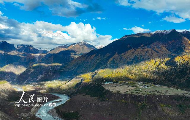 西藏林县：雅鲁藏布大峡谷秋景壮美