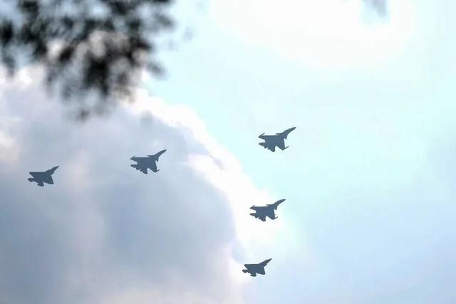 当月亮遇见飞机，这封家书写给每一位航空人