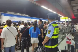 加大鱼洞站出入口巡检力度 轨道交通支队三大队保障刀郎演唱会期间轨道交通运营安全顺畅图片