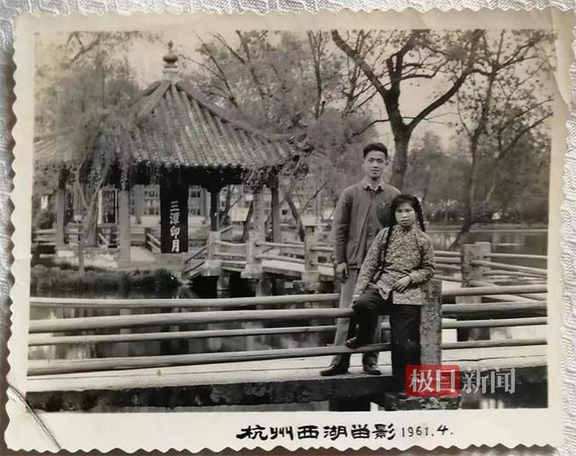 上海63岁儿子与94岁父亲一起居家养老：父亲负责买菜做饭，“除了吃饭各做各的”