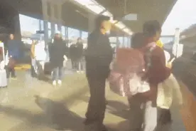 火车开了，孩子没下来！母亲急疯，他们开启一场“找娃接力”图片