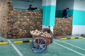 四川一小区业主把地下车位砌成房间，物业回应：私建库房，正拆除图片