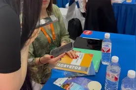 海外采购商忙着“扫一扫”加好友图片