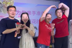 情侣七夕领证，用自制花束的“仪式感” 定制专属浪漫图片