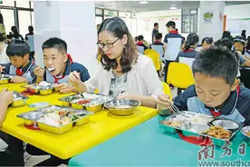 师生“同餐同菜同价”全市中小学全覆盖图片