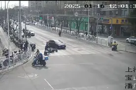 事发上海街头！一男子骑车闯红灯，撞人逃逸，“蓝朋友”骑行两公里劝阻截停图片