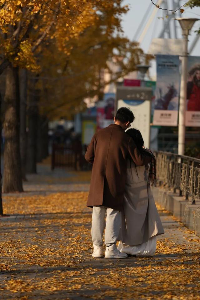 别错过，用Citywalk感受落叶的浪漫→