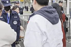 年轻人扎堆送爸妈看刀郎演唱会，回应：他们都是节约过来的，很开心花这笔钱图片