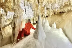 允许客商赤脚进奥陶纪晶花池拍照，只是缺乏常识吗？图片