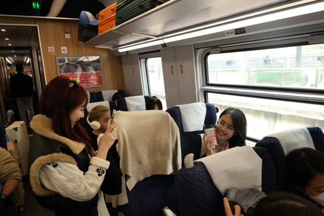 河口口岸首迎今冬越南“赏雪团”