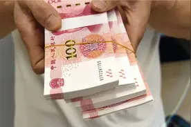 女子提着一袋东西走进昆明一银行，工作人员：20多年第一次见图片