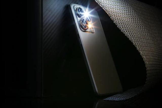 无惧暗夜，畅意随拍｜真我15系列评析