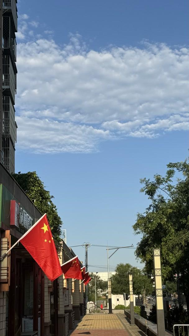 “中国红”扮靓街头 浓厚氛围迎抗战胜利80周年