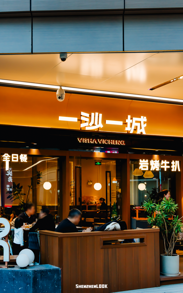 下暴雪的「圣诞小镇」开了！12米泡泡玛特圣诞树亮灯