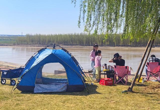 野趣满盈黄河岸，春日露营沐暖阳