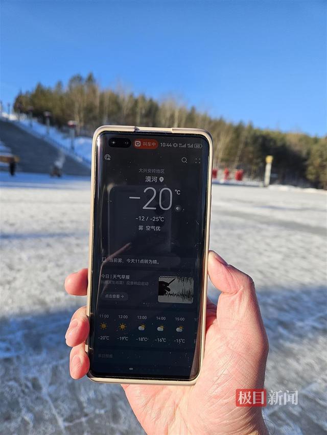 “神州北极”漠河最低气温已达零下三十摄氏度：全城被薄冰和积雪覆盖，游客排队体验泼水成冰