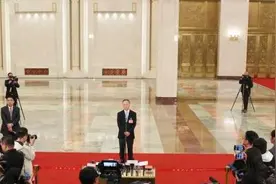 金融监管总局局长李云泽：金融业服务实体经济的质效持续提升视频封面