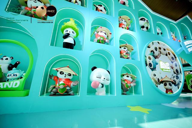 大熊猫文化创意大赛征集作品超万件，孵化出八大核心IP，带动5亿元产值