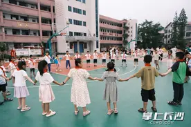 做了两个月“笔友”，两地的孩子们见面了图片