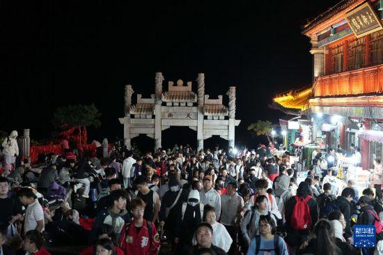 山东泰安：暑期泰山游客旺