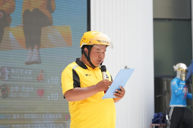 全国16城交警联合美团启动交通安全文明“小红花”宣传活动