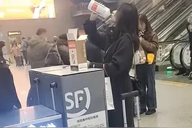 女乘客在安检口对瓶喝酒？南京南站：发生过，不确定是否摆拍图片