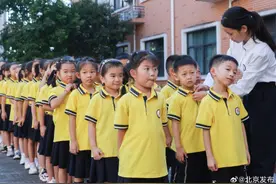 北京：中小学不得强制学生购买校服，可“以旧换新”“以小换大”图片