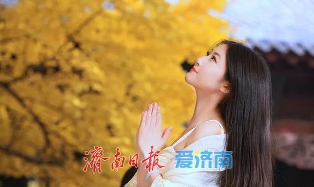 堵车不堵心，人多不误景，云边银杏正温暖风影