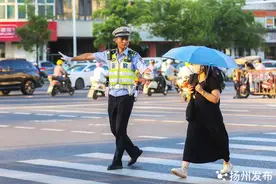 江苏扬州：高温下坚守岗位，他们用辛勤汗水守护群众生活图片