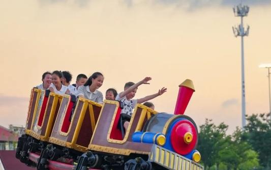 日夜交替，乐趣翻倍！快来青岛西海岸新区金沙滩啤酒城解锁双重精彩！