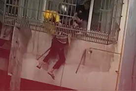 老人失足卡护栏，温州外卖冲上楼救回！我们找到了他：“我的偶像是雷锋”图片