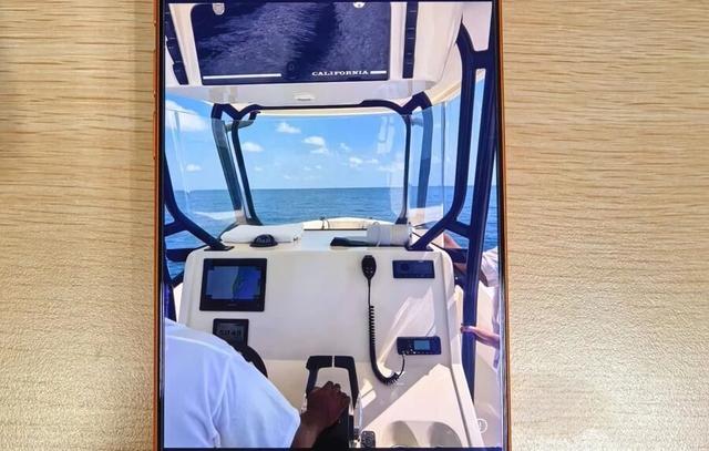 每顿饭一万多元，出游一次一百多万元，1年花光1300余万元！她已被刑拘