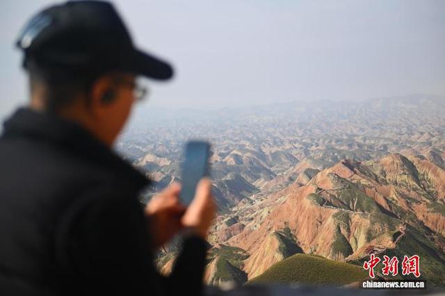 海外华媒走进兰州水墨丹霞：感受1.5亿年前的浪漫奇观