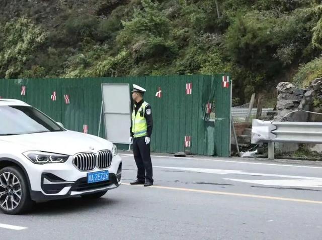 您的诗与远方，他们都始终在场——致敬国庆里的阿坝守护色