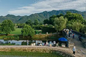 在黄山脚下的千年古村，歌手小娟唱起了《南屏晚风》图片