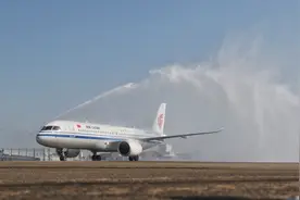 C919国产大飞机身披五星红旗首次亮相澳门图片