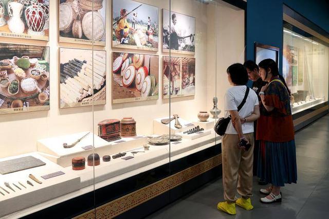 德宏州博物馆暑期迎观展热潮 游客探秘少数民族文化
