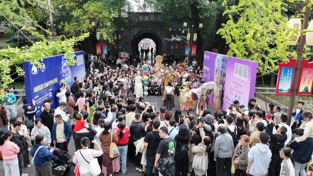 文旅新探丨山为幕，天作顶，俄耳甫斯洞中来……