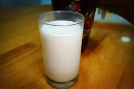 牛奶加热后产生的奶皮到底是什么成分？吃了有好处吗？图片